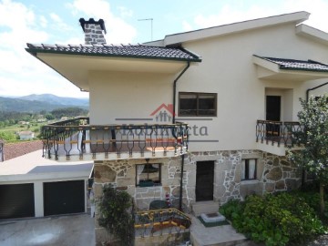 House 5 Bedrooms in Arnoia