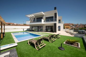 House 4 Bedrooms in Pontinha e Famões