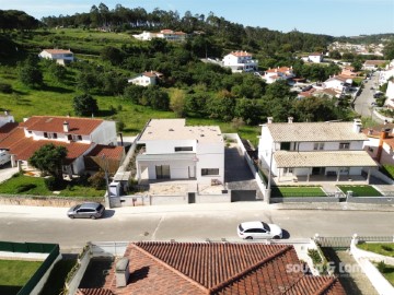 House 4 Bedrooms in Parceiros e Azoia