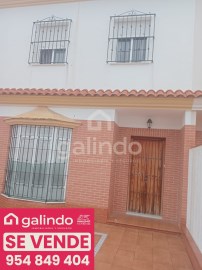 House 4 Bedrooms in Paradas