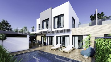 MODERN VILLA WITH POOL AND GARAGE IN THE CENTRE OF