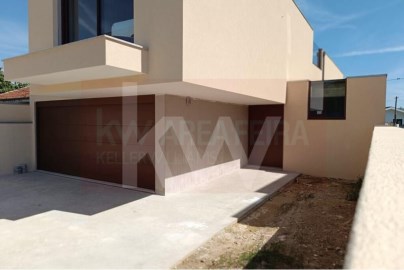 House 4 Bedrooms in São Felix da Marinha