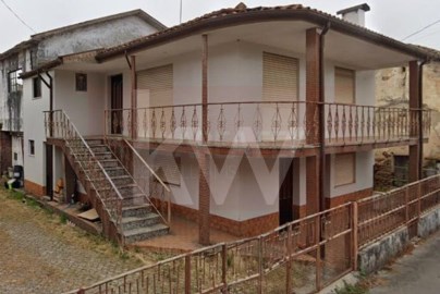 House 5 Bedrooms in Lourosa