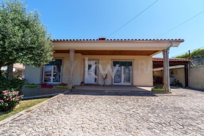 Maison 4 Chambres à Vila de Cucujães