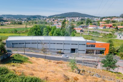 Bâtiment industriel / entrepôt à Ronfe