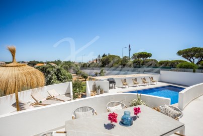 Near Vale do Lobo Fully Renovated 5 Bed Villa For 