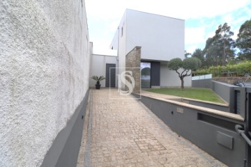 House 4 Bedrooms in Barcelos, V.Boa, V.Frescainha