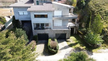 House 4 Bedrooms in Gimonde