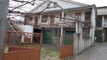House 4 Bedrooms in Castrelos e Carrazedo