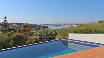 House 4 Bedrooms in Cala Llonga