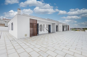 House 4 Bedrooms in Cartaxo e Vale da Pinta