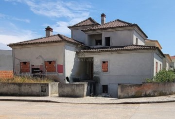 House 4 Bedrooms in Gâmbia-Pontes-Alto Guerra