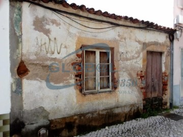 House 3 Bedrooms in Nossa Senhora de Fátima