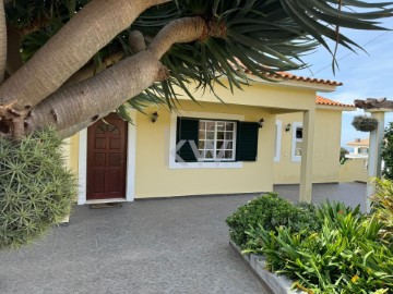 House 4 Bedrooms in Estreito da Calheta