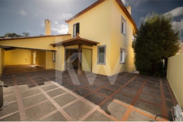 House 4 Bedrooms in Camacha