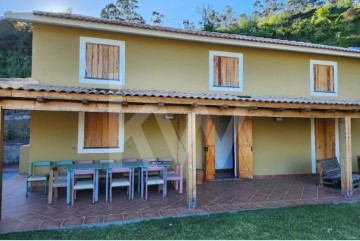 House 3 Bedrooms in Canhas