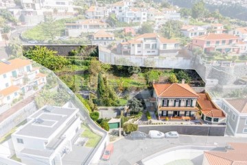 House 4 Bedrooms in Funchal (Santa Luzia)