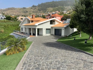 House 4 Bedrooms in Arco da Calheta