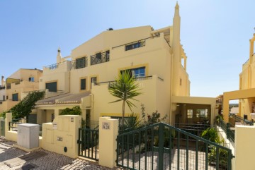 House 4 Bedrooms in Faro (Sé e São Pedro)