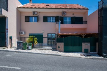 Maison 3 Chambres à Santo António dos Cavaleiros e Frielas