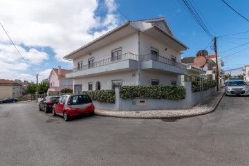 House 4 Bedrooms in Pontinha e Famões