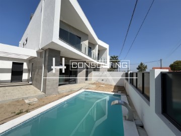 House 4 Bedrooms in Fernão Ferro