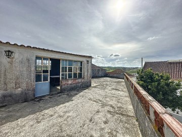 Casa com terraço para restaurar no Centro de Olhal