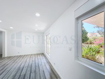 Apartamento T2 remodelado em Rio de Mouro, Sintra,