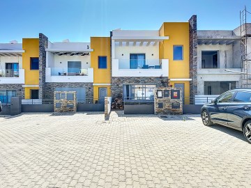 Moradia em banda T4 Duplex nova com terraços e var