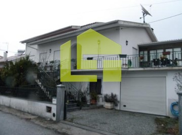 House 3 Bedrooms in Nogueira do Cravo