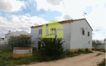 House 4 Bedrooms in Santo Aleixo