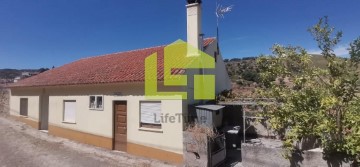 House 4 Bedrooms in Longroiva