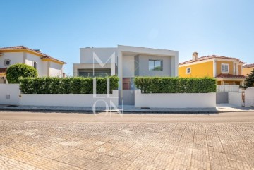 House 4 Bedrooms in Azeitão (São Lourenço e São Simão)