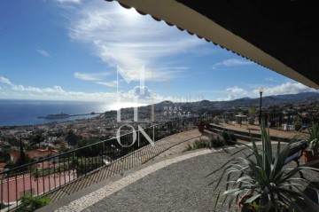 House 5 Bedrooms in Funchal (Santa Maria Maior)