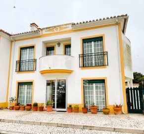 House 3 Bedrooms in Atouguia da Baleia