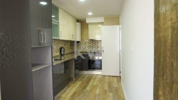 Apartment 2 Bedrooms in Massamá e Monte Abraão
