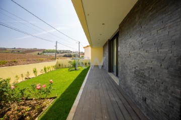 House 5 Bedrooms in União Freguesias Santa Maria, São Pedro e Matacães