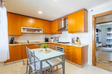 Apartment 2 Bedrooms in Santo António dos Cavaleiros e Frielas