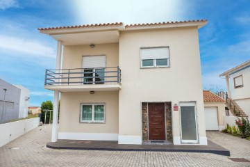 House 4 Bedrooms in Silveira