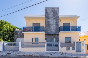 House 4 Bedrooms in Vialonga