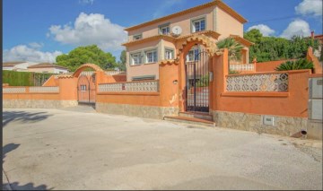 House 5 Bedrooms in Canuta