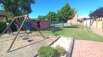 zona parque infantil y piscina