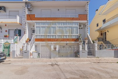 House 2 Bedrooms in Corroios