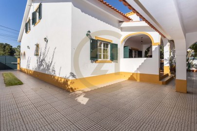 House 4 Bedrooms in Fernão Ferro