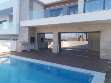 House 4 Bedrooms in Charneca de Caparica e Sobreda