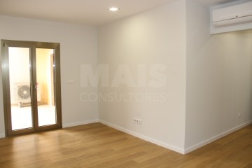 Apartment 4 Bedrooms in São João Baptista e Santa Maria dos Olivais