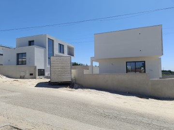 House 4 Bedrooms in Santa Bárbara