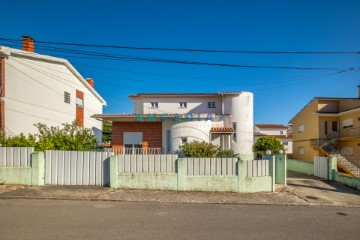 House 4 Bedrooms in Leiria, Pousos, Barreira e Cortes