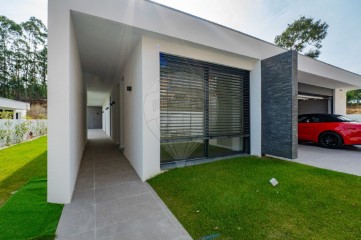 House 4 Bedrooms in Rio Meão