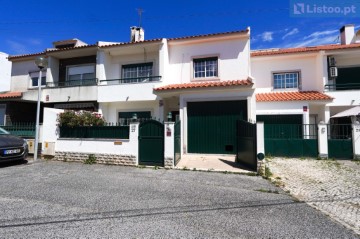 House 4 Bedrooms in Rio de Mouro